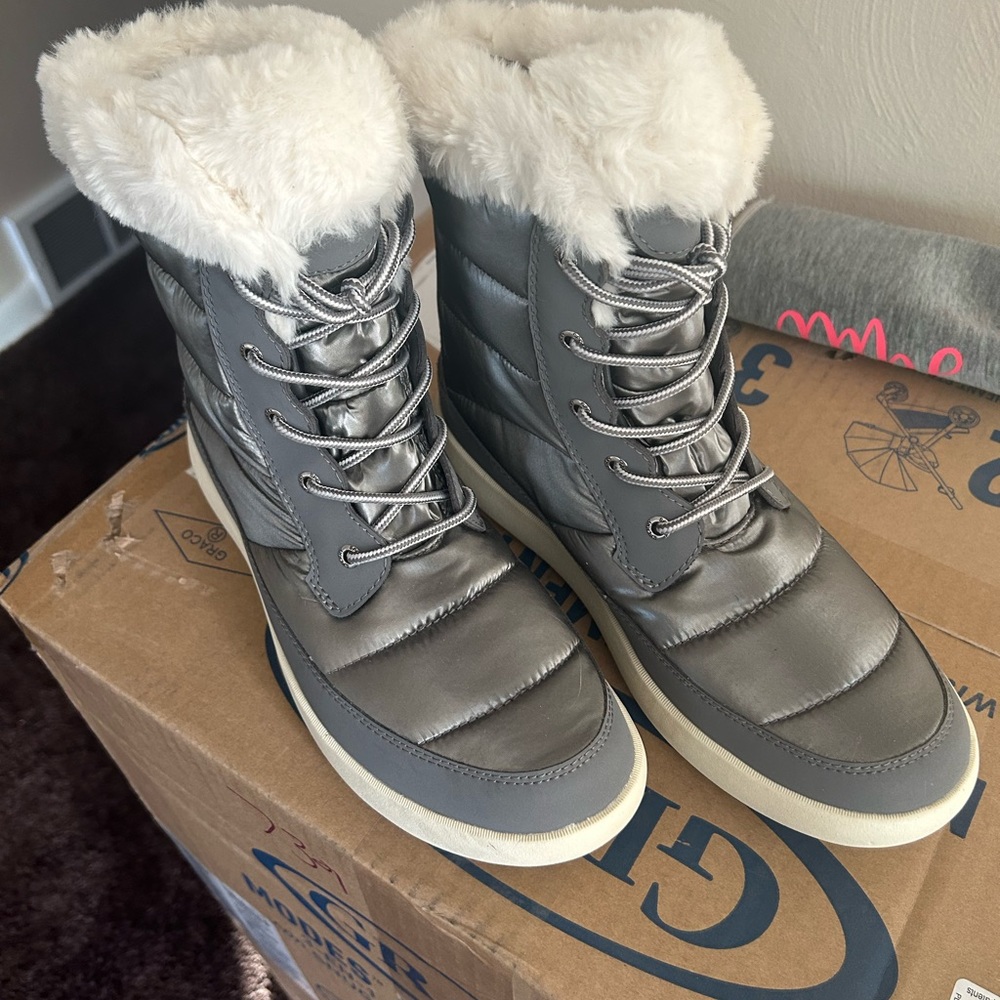 Woman’s brand new never work size 9 sperry winter boots.